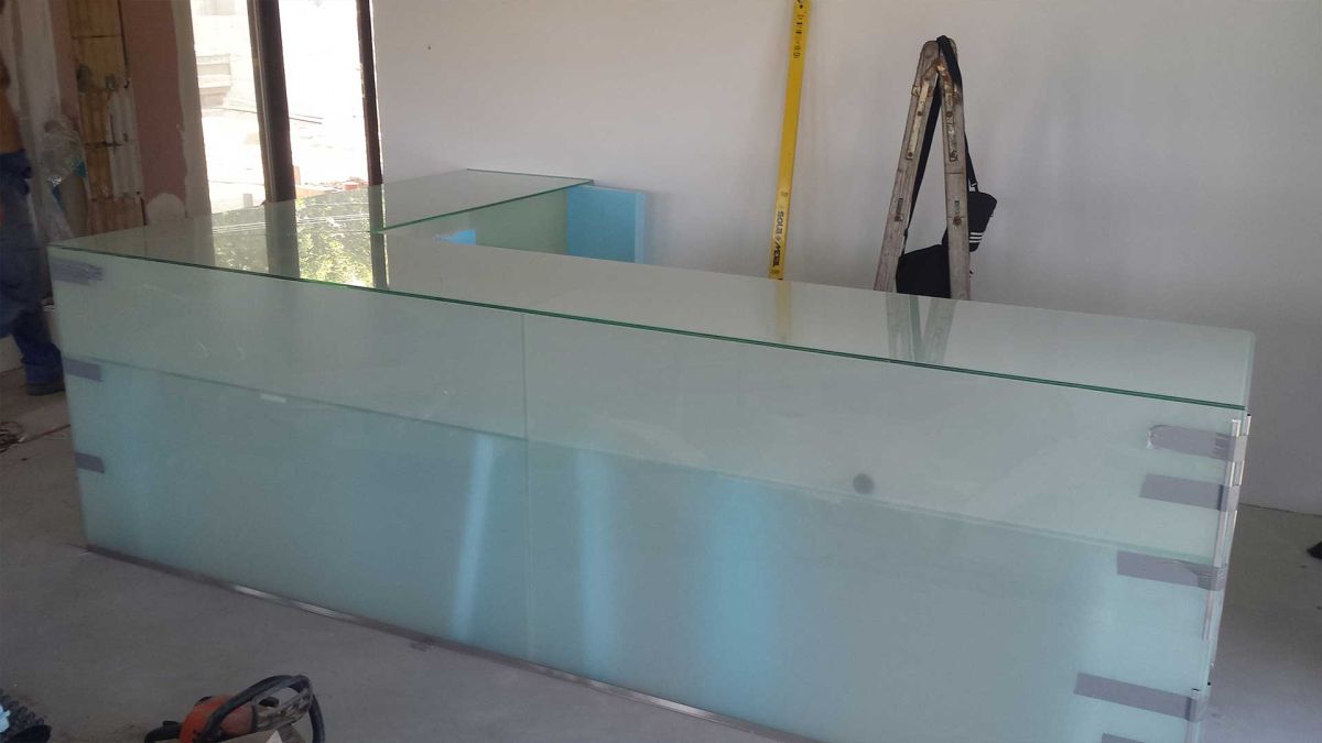 Recepciós pult üvegből