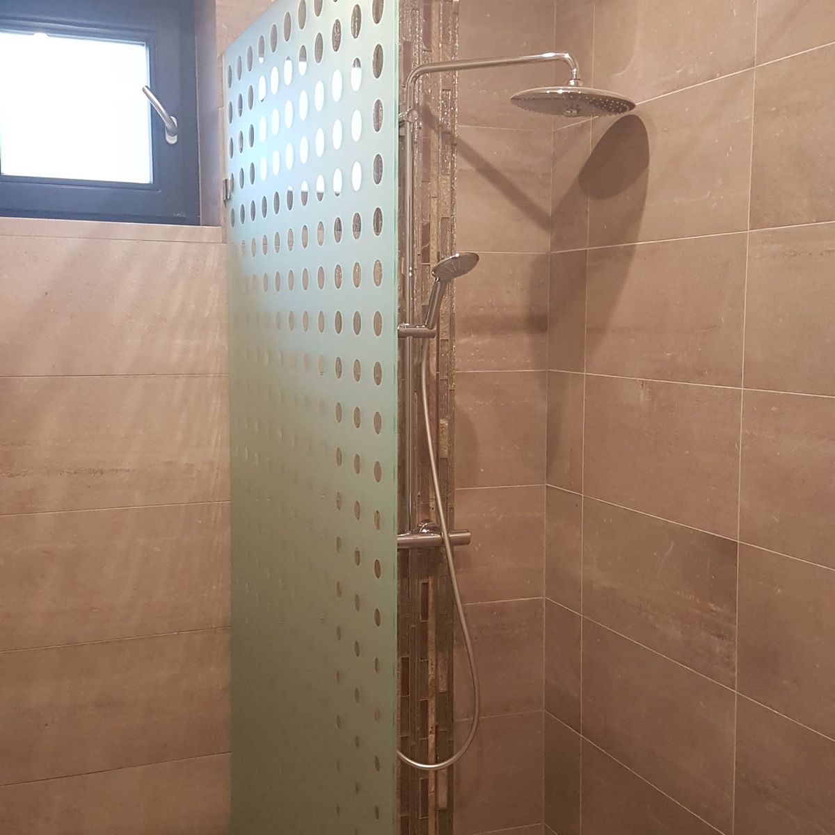 Zuhanykabinok gyártása és beépítése