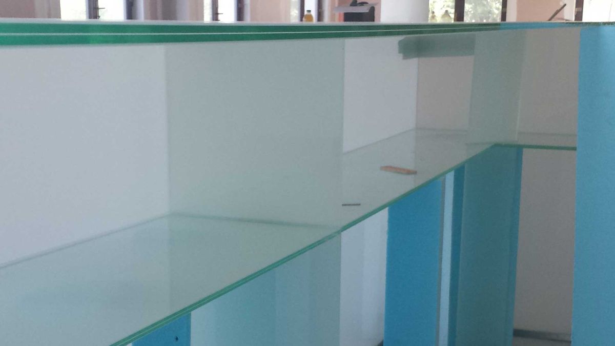 Recepciós pult üvegből