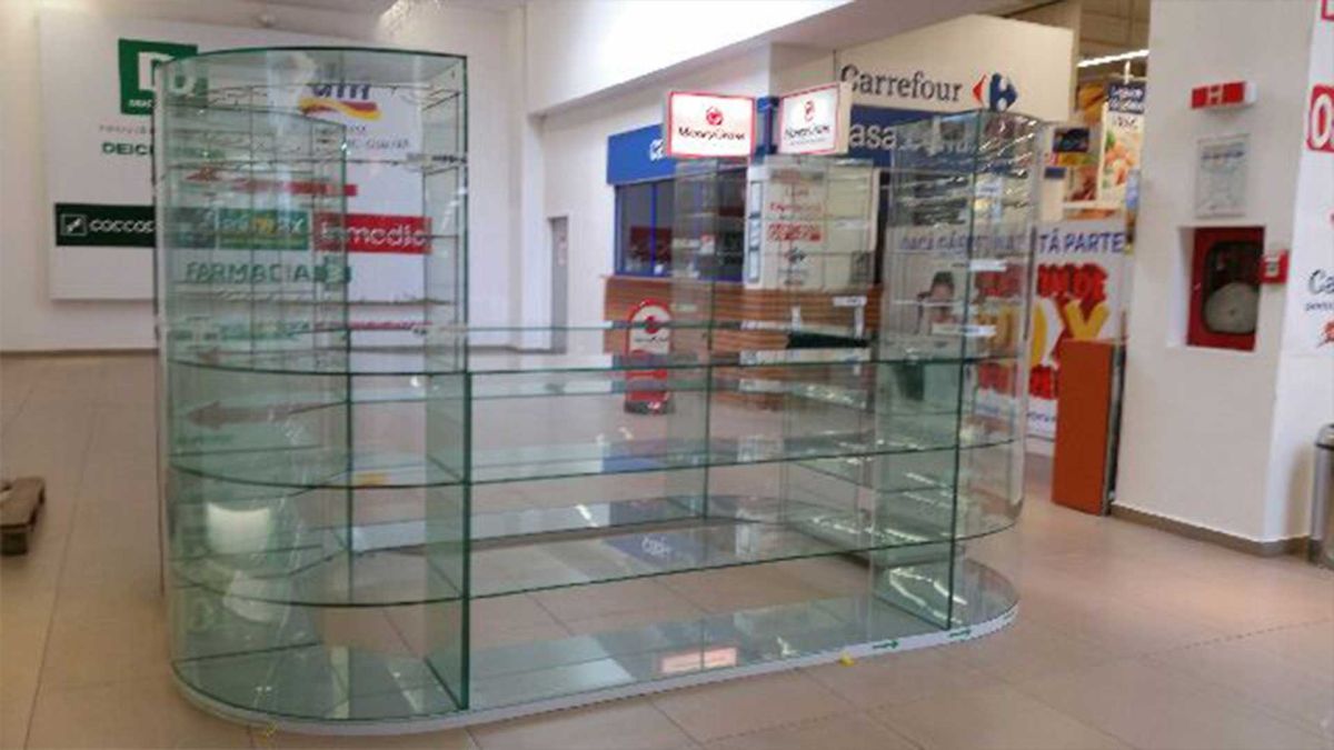 Recepciós pult üvegből