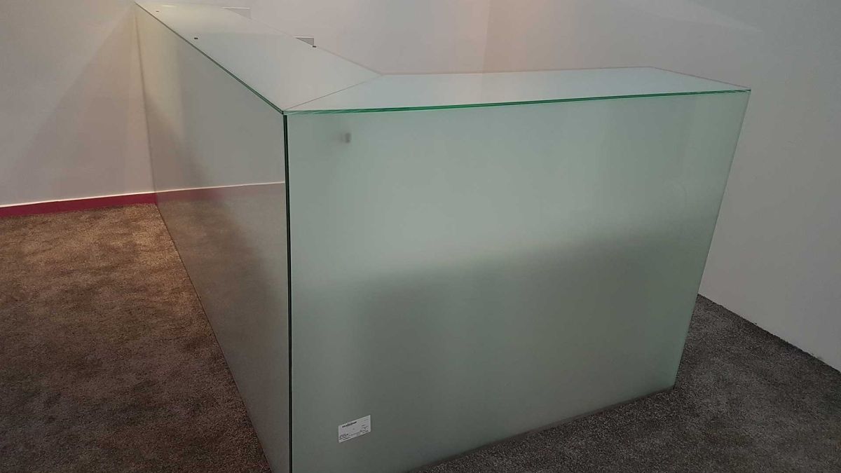 Recepciós pult üvegből