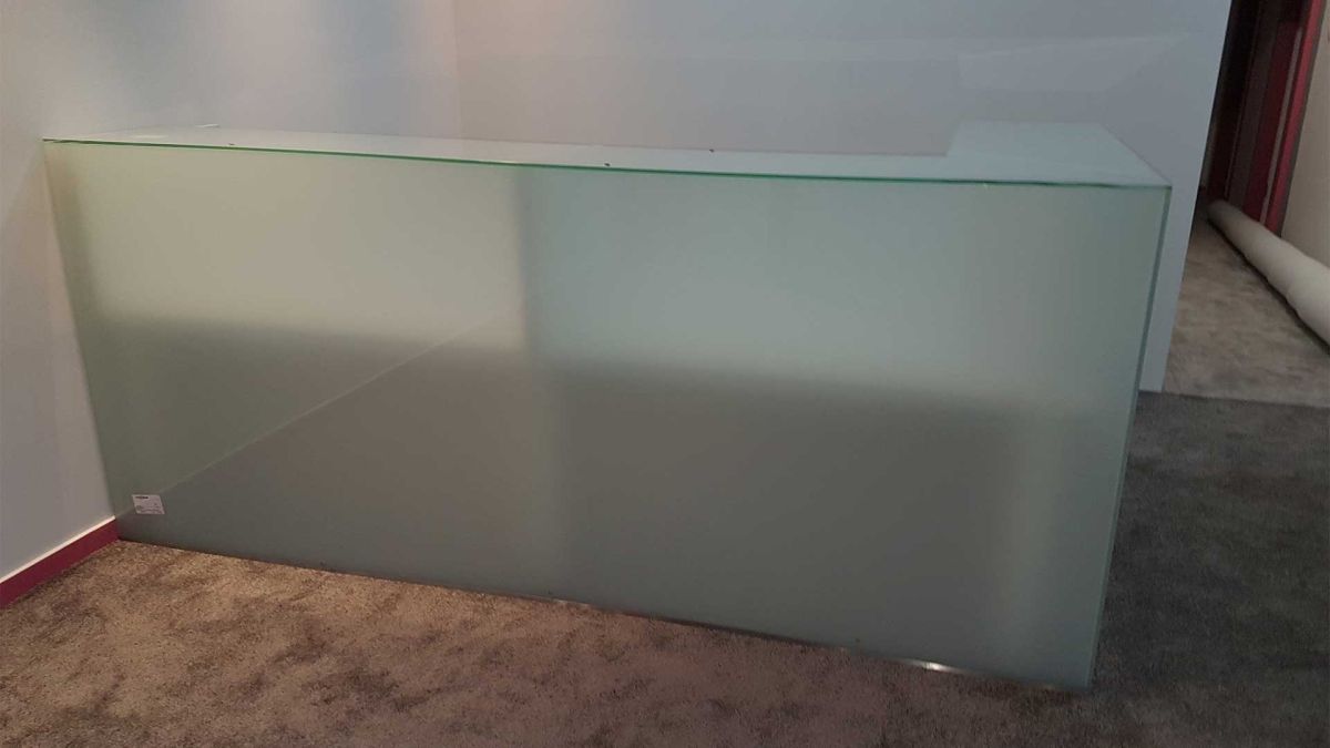 Recepciós pult üvegből