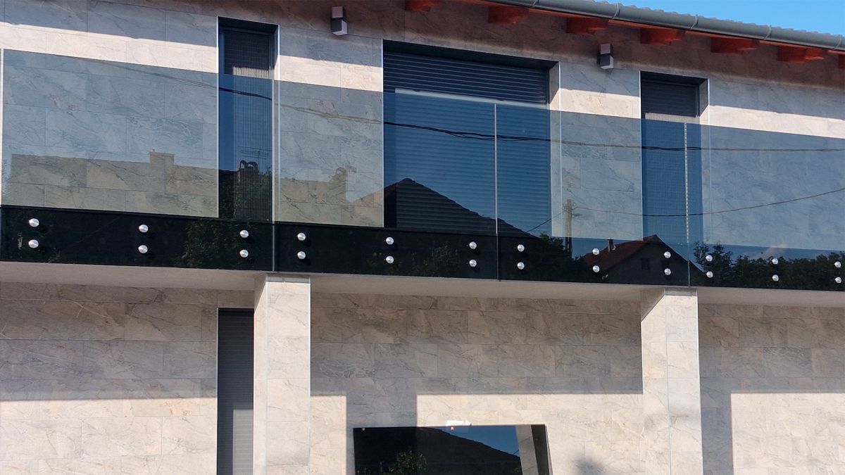 Üvegkorlát készítése