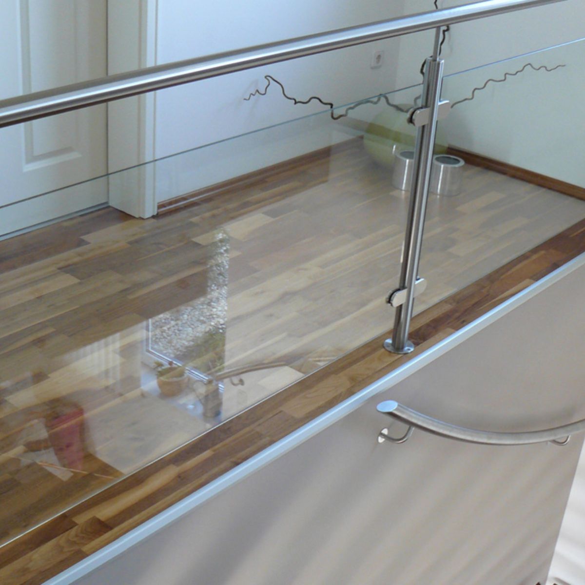 Üvegkorlát rozsdamentes oszlopokkal szerelve (kültéri-beltéri)