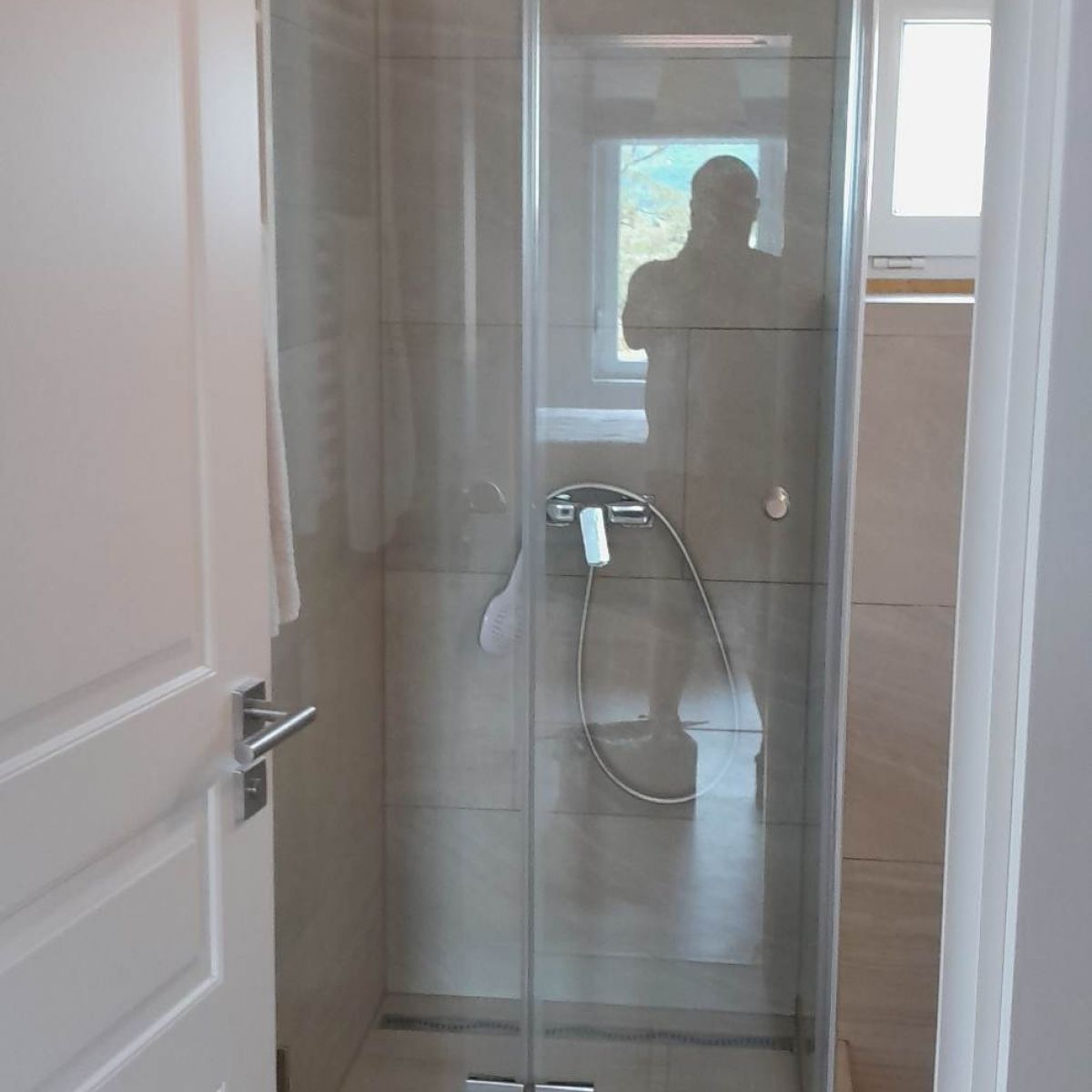 Zuhanykabinok gyártása és beépítése