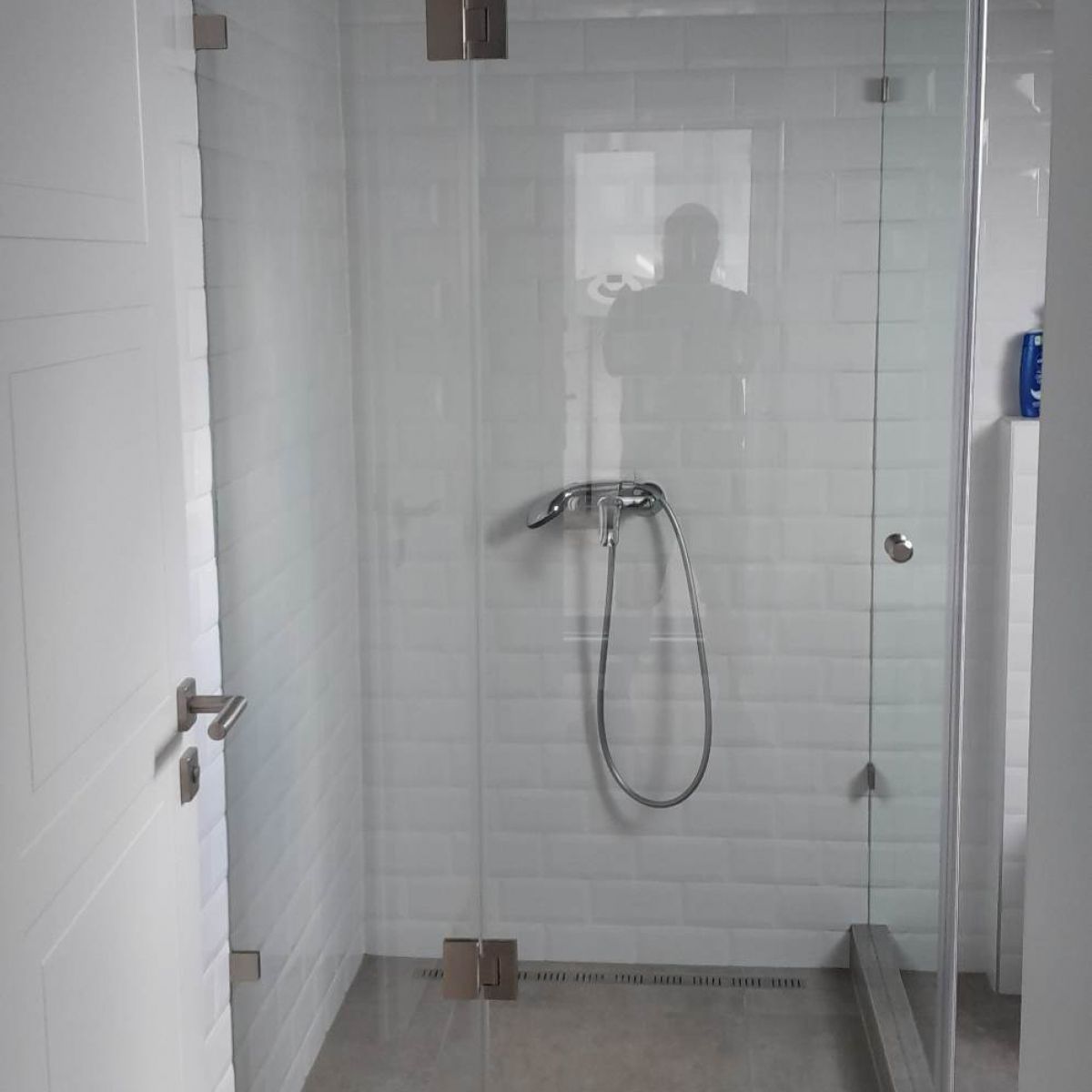 Zuhanykabinok gyártása és beépítése