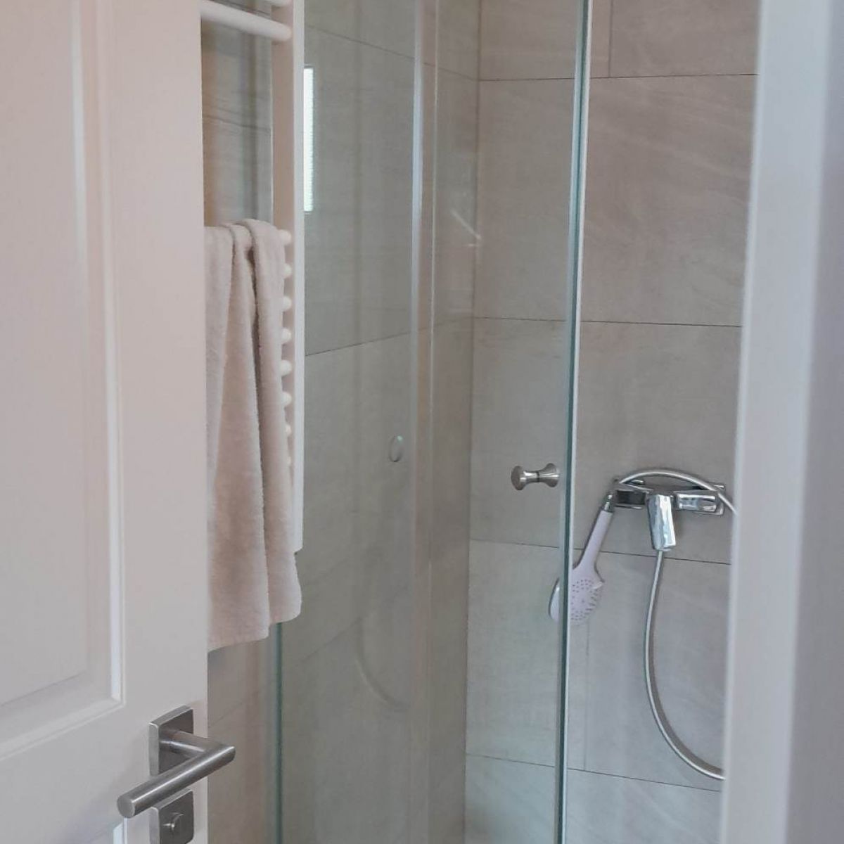 Zuhanykabinok gyártása és beépítése