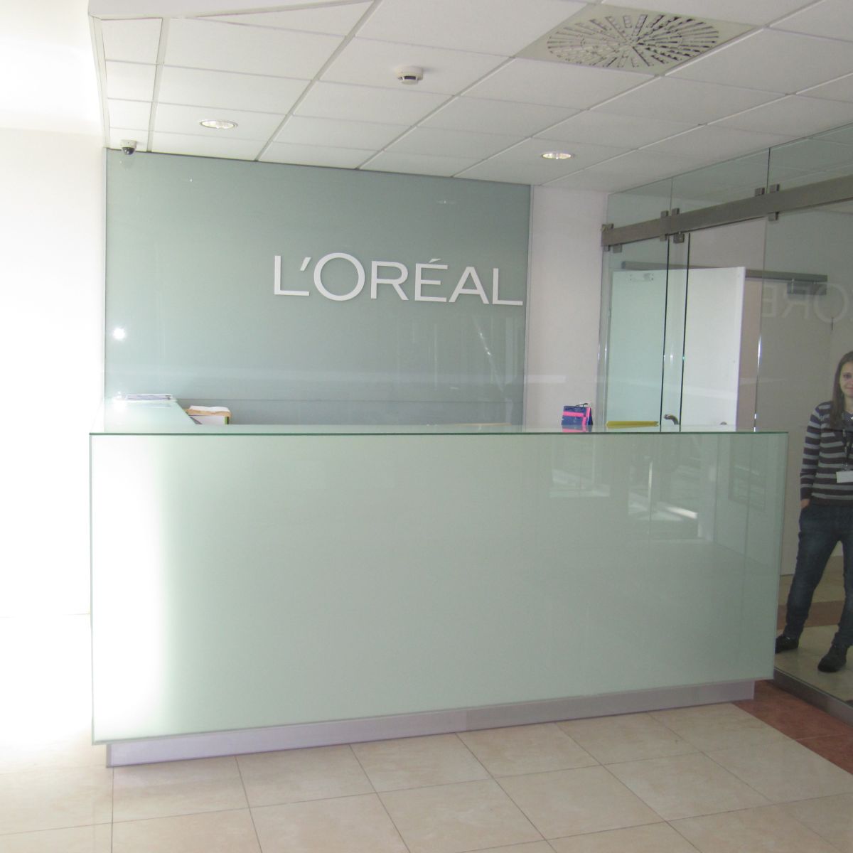 Recepciós pult üvegből