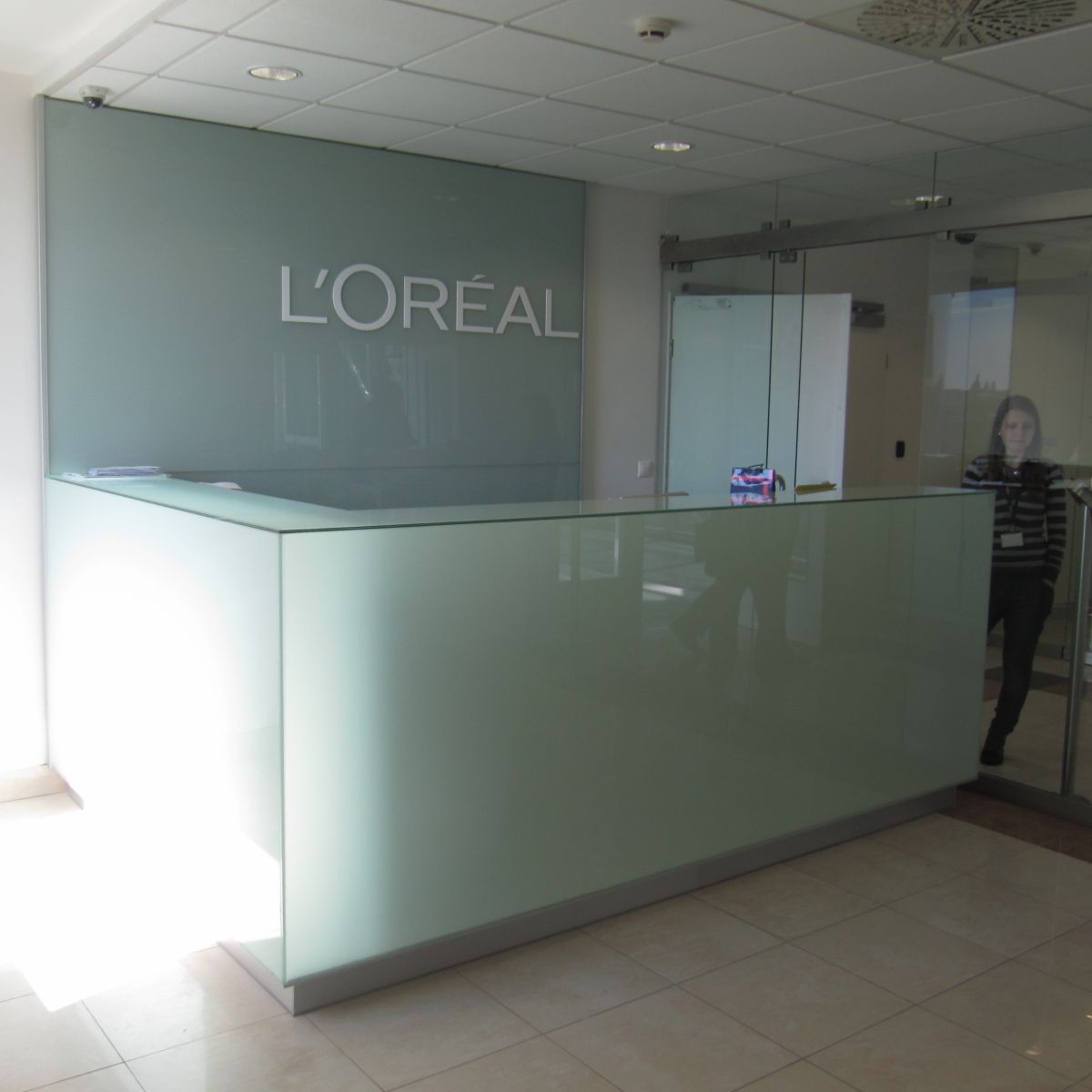 Recepciós pult üvegből