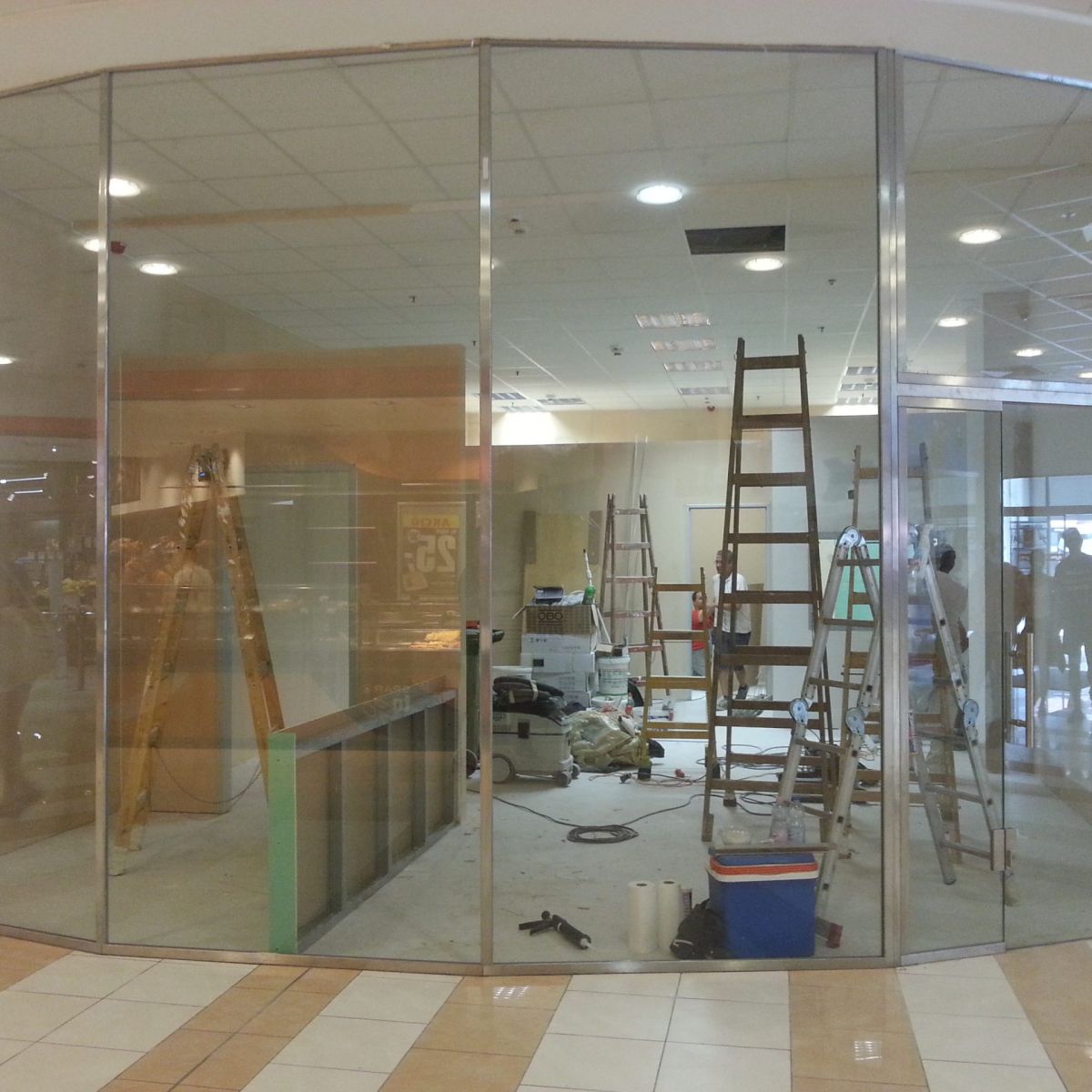 Irodai válaszfalak edzett üvegből