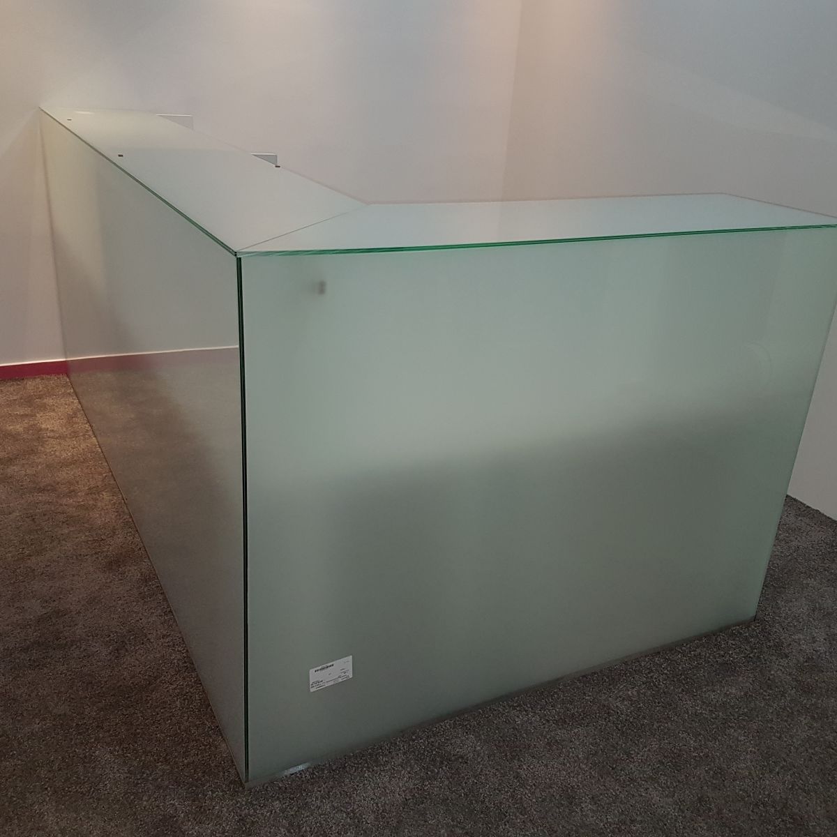 Recepciós pult üvegből