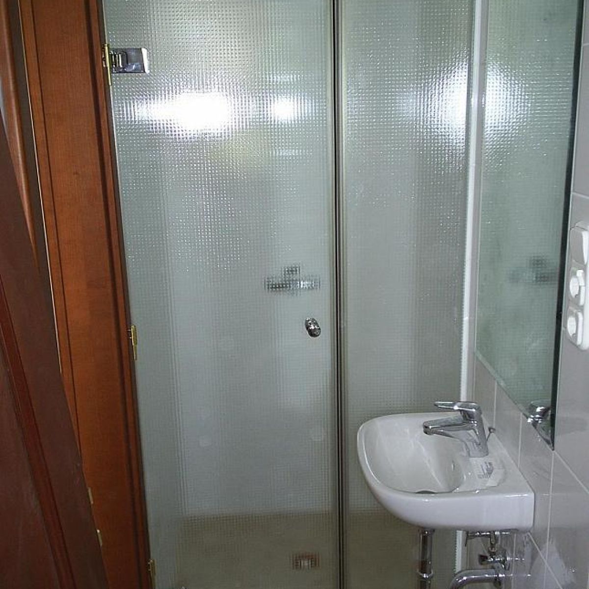 Zuhanykabinok gyártása és beépítése