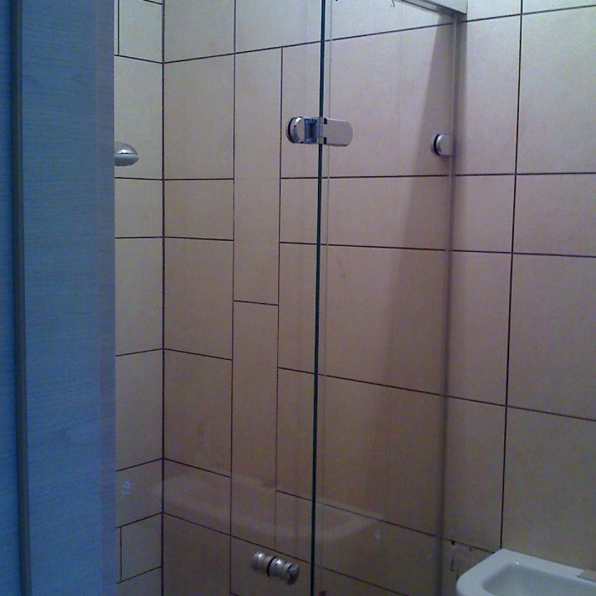 Zuhanykabinok gyártása és beépítése