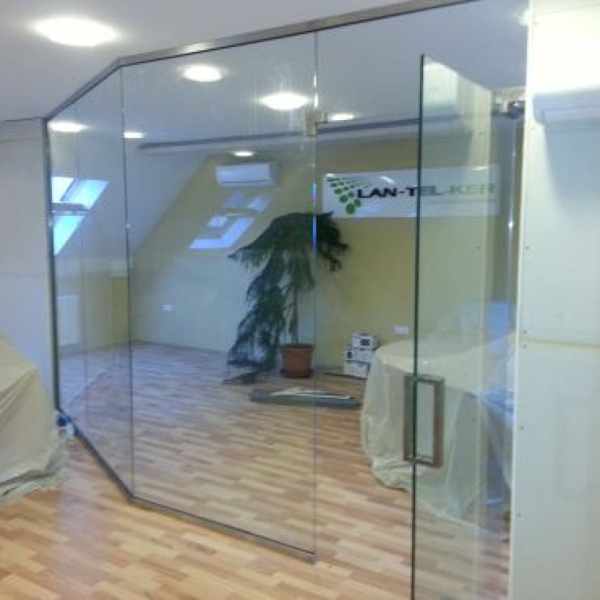 Irodai válaszfalak edzett üvegből