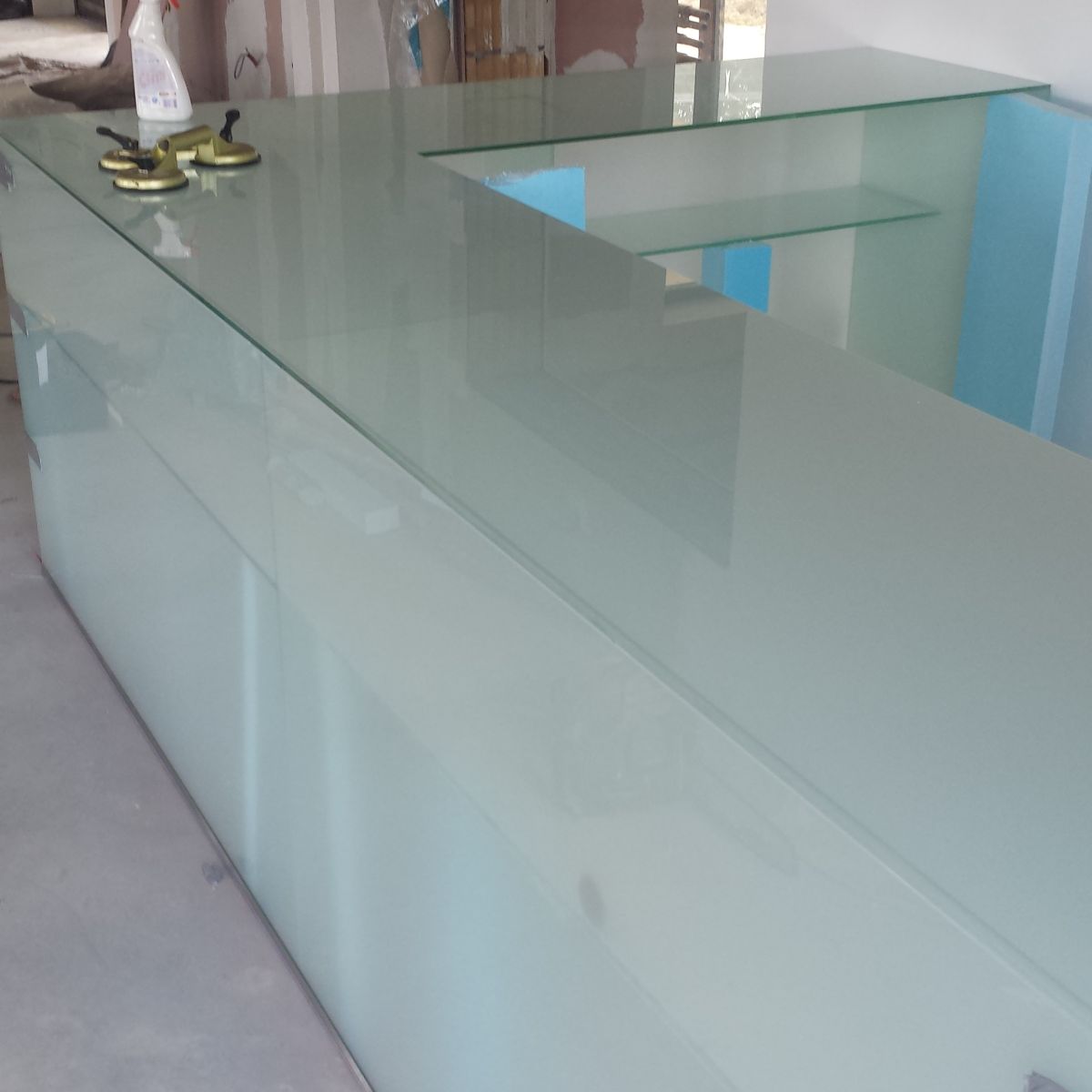 Recepciós pult üvegből